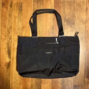 Black Baggallini Shoulder Tote with computer pocket.